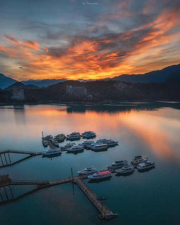 晨曦日月潭火燒雲彩