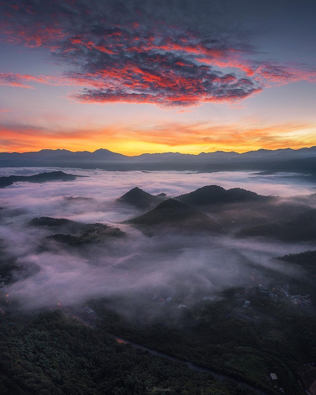 山巒起伏環抱著雲海