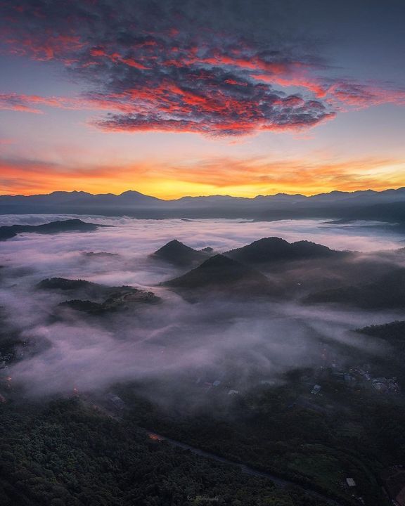 山巒起伏環抱著雲海