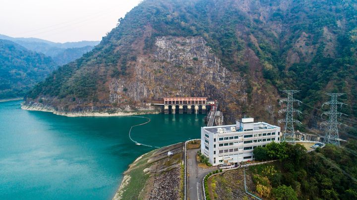 位在131公路旁，從公路向下眺望湖景，或到湖濱一親芳澤，都能深深感受到這裡山清水明幽靜的閒逸氣質