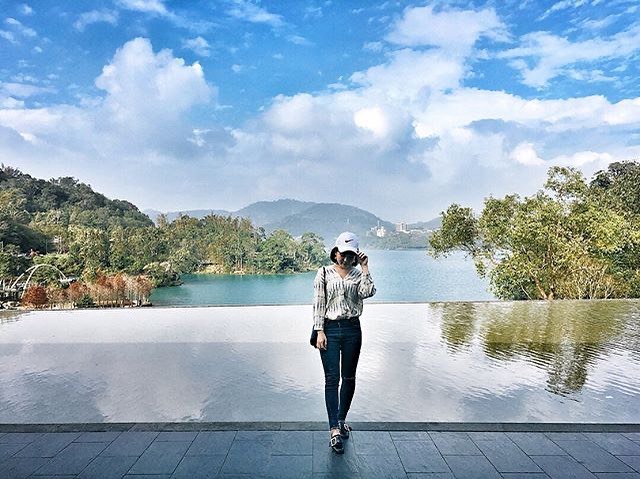 來向山一定要在水池前跟日月潭合照一張📸