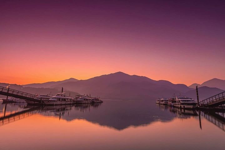 日出前水面寧靜映照出最美倒影