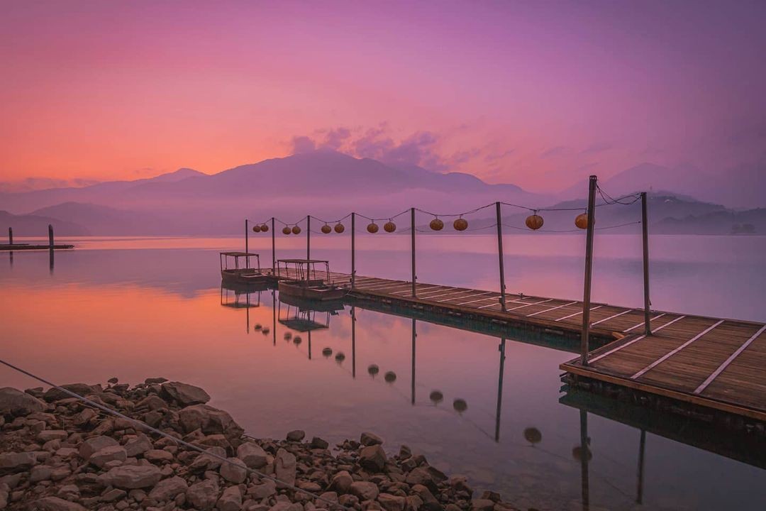 幸福的一刻是看見日出從山的另一邊緩緩升起
