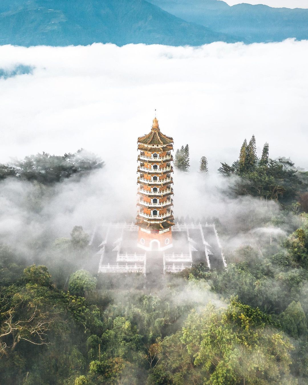 日月之上 雲霧之間