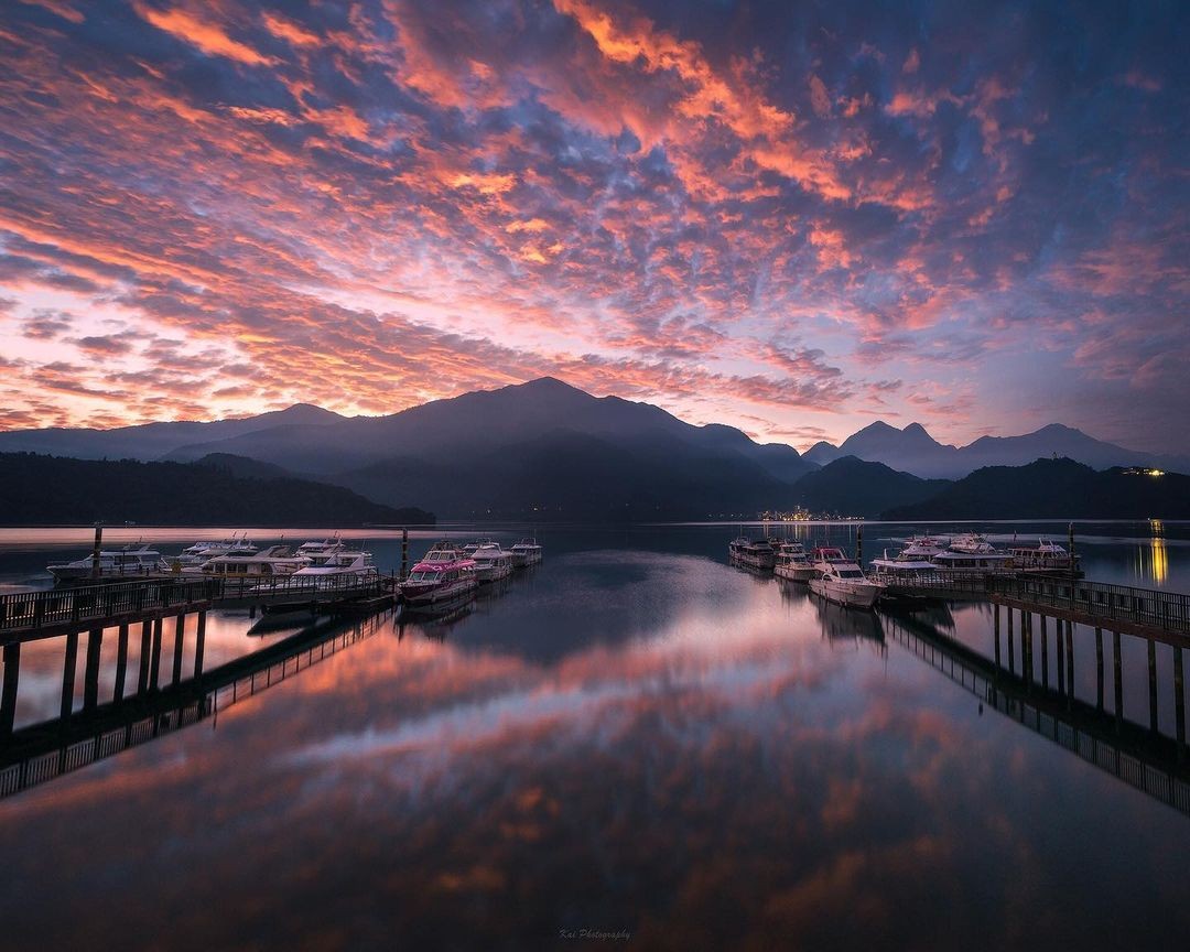看著湖面天空倒影 靜謐享受日出時分