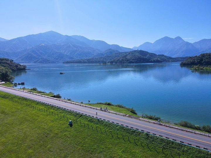 靜謐的像與世隔絕的日月潭