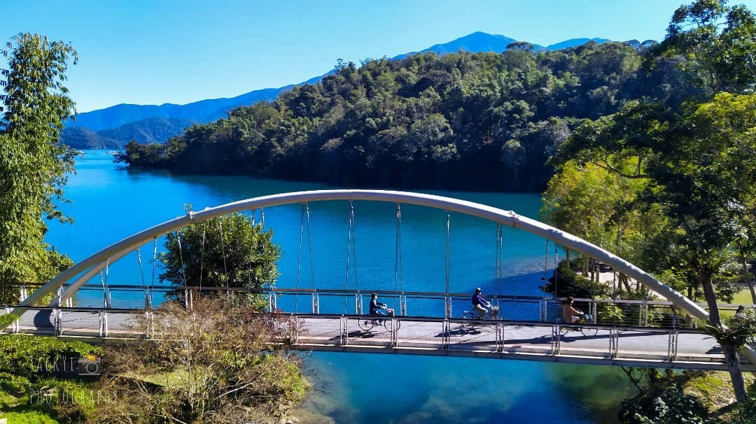 清晨的湖色波光粼粼