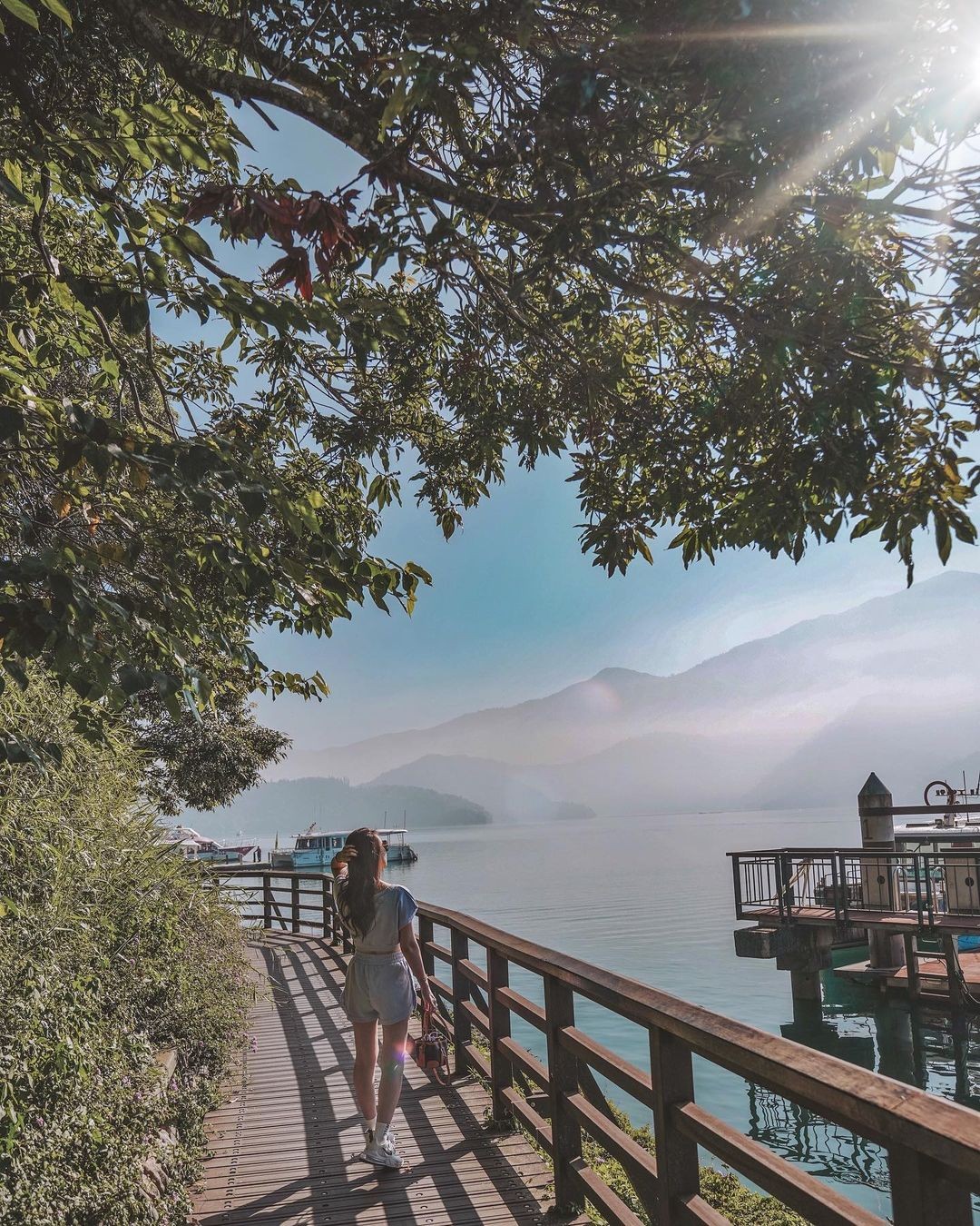 散步在潭邊的早晨裡