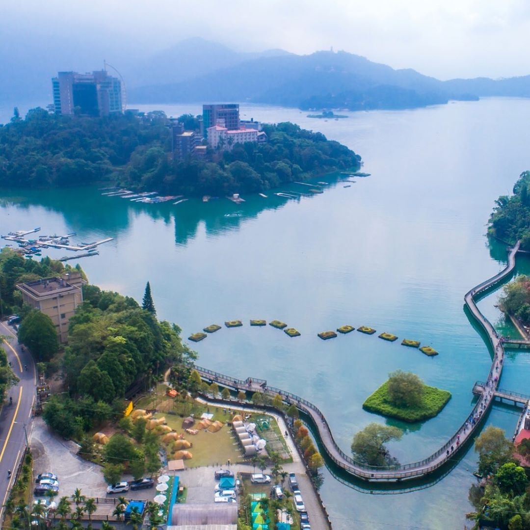 騎在水上自行車道近距離欣賞日月潭美景