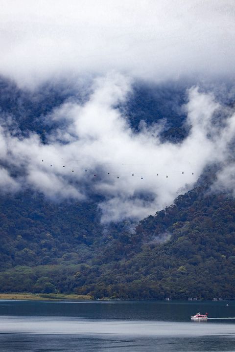 有人知道這兩條高掛在日月潭空中的串珠是什麼嗎??🤔