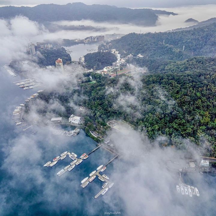 隱身在雲霧間的日月潭美景