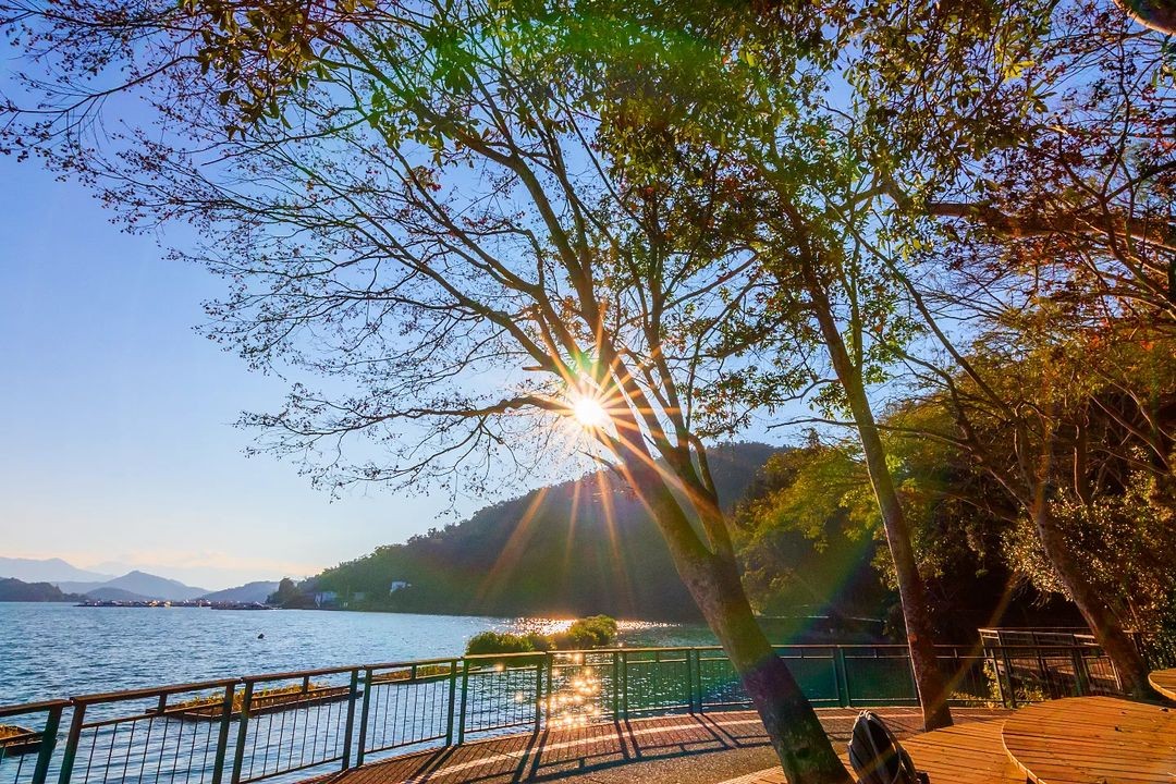 陽光下閃閃動人的美景