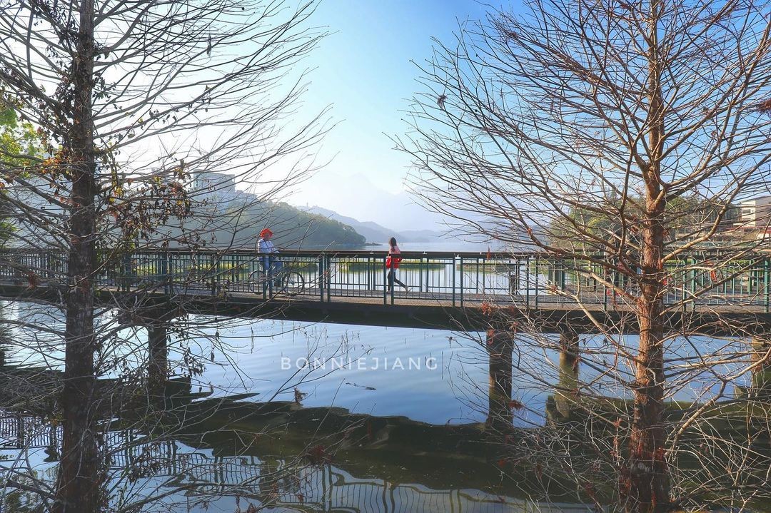 閒雲潭影日悠悠