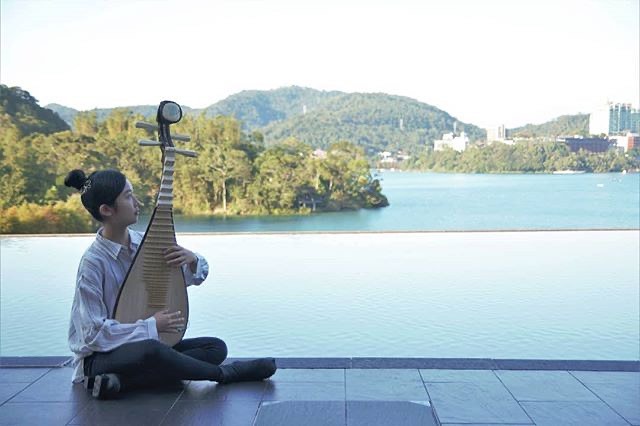 日月潭美景好適合配上琵琶演奏