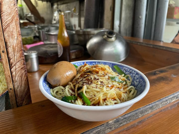 小編今天到水里吃了這碗乾麵，柴燒的香氣和那一顆超入味的滷蛋