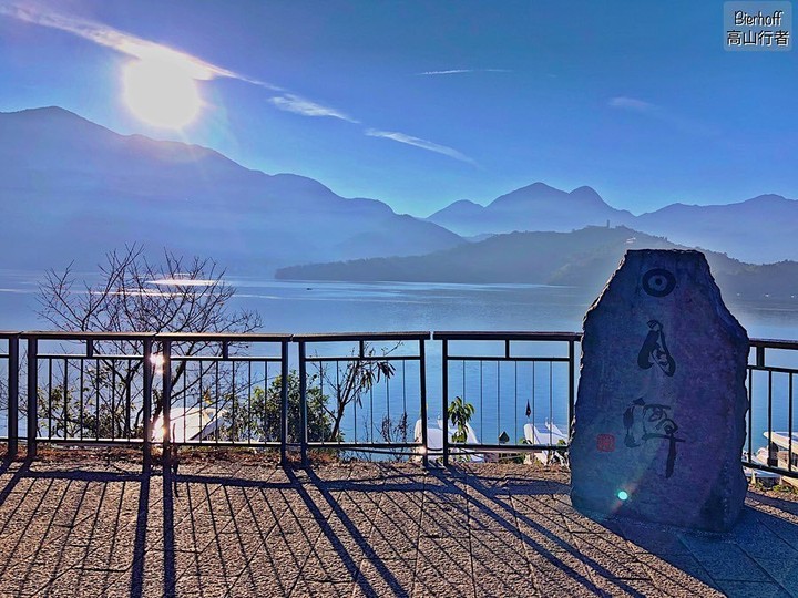 這早晨美景真適合點杯咖啡坐在湖邊悠閒片刻