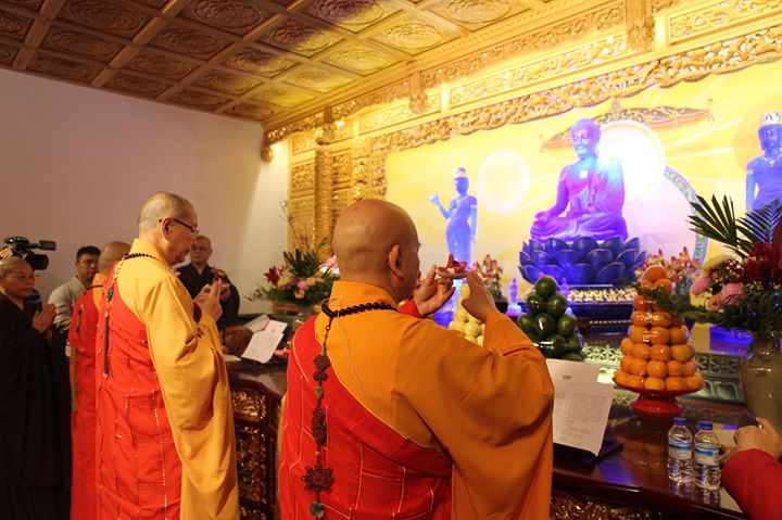 昨日文武廟迎來藥師佛琉璃像以及左右護持日光菩薩、月光菩薩進行開光安座儀式，場面莊嚴隆重