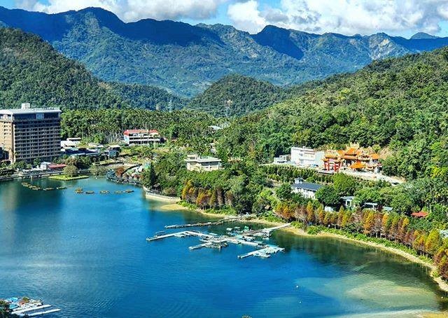 悠悠的走在月潭湖畔