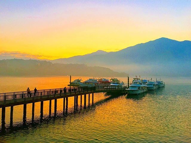 用陽光暈染著晨間的日月潭🌞