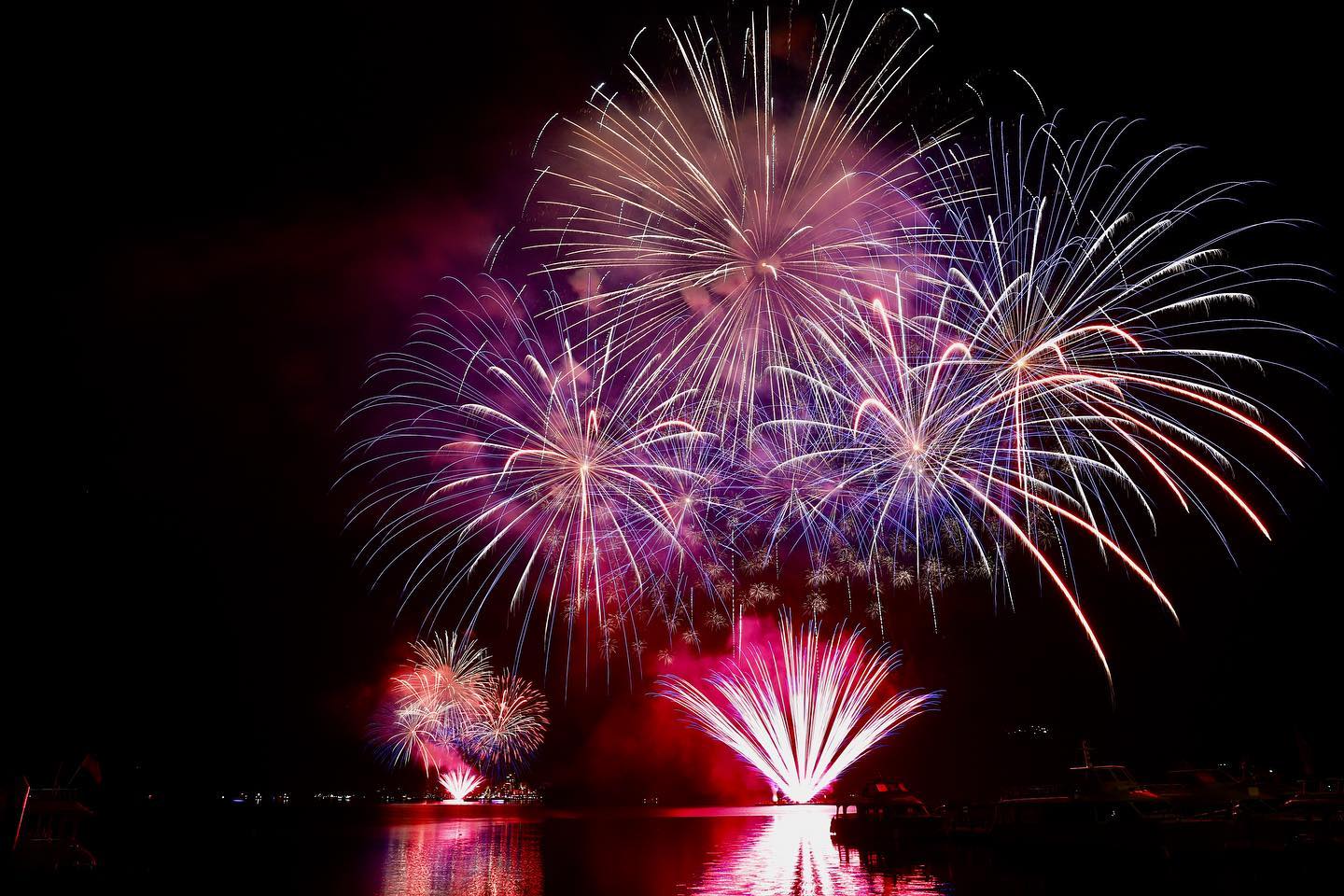 夜裡絢麗的煙火揭開2024的序幕