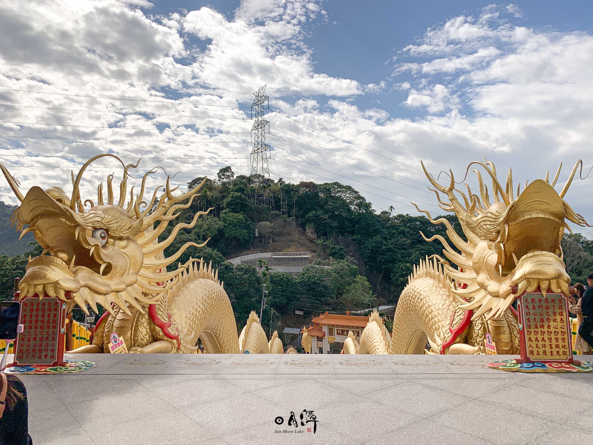 初二用金光閃閃的巨龍祝福大家「吉龍舞春」🐉