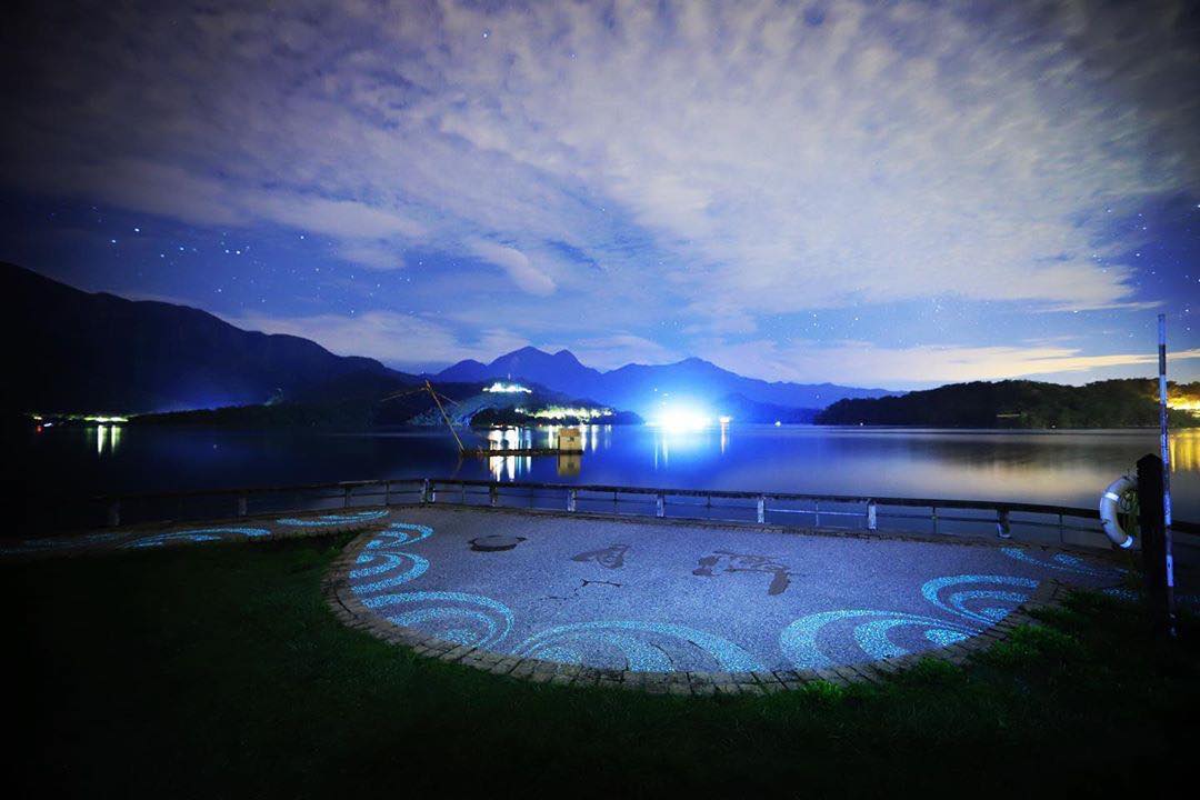 哇 是會發光的石頭地板✨