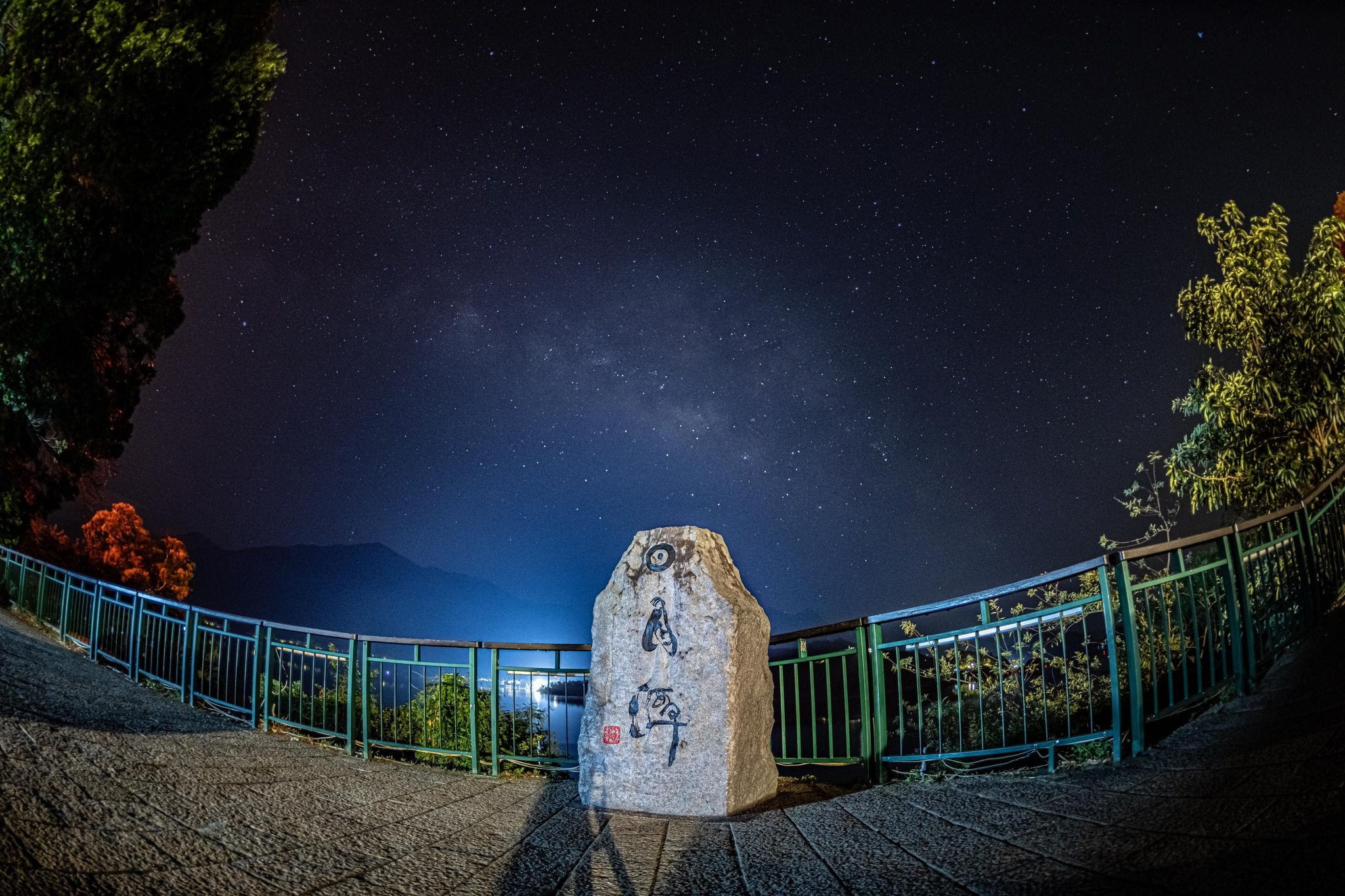 在日月潭的夜裡，所有煩惱都輕輕沉入潭底
