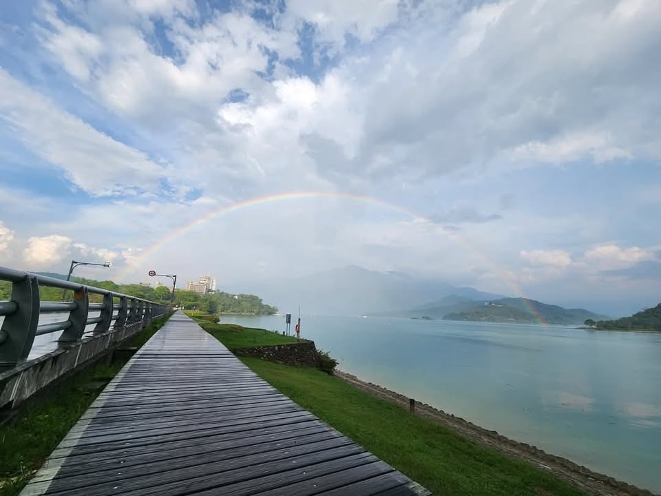 彩虹剛好路過日月潭🌈