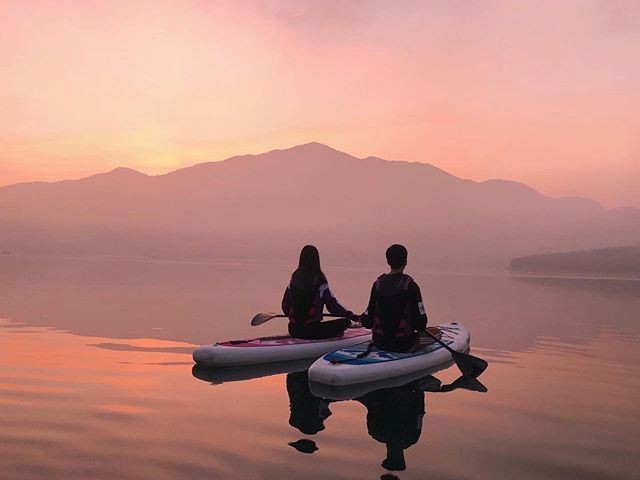 一起在湖面上看這景色也太浪漫😍