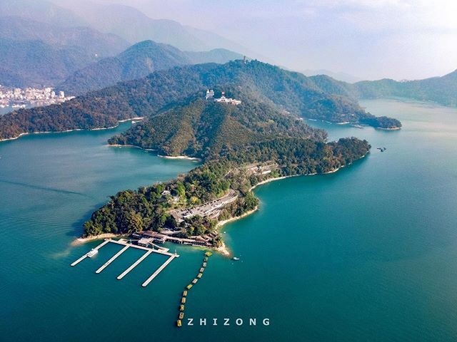 像一隻水怪趴在湖上🦕